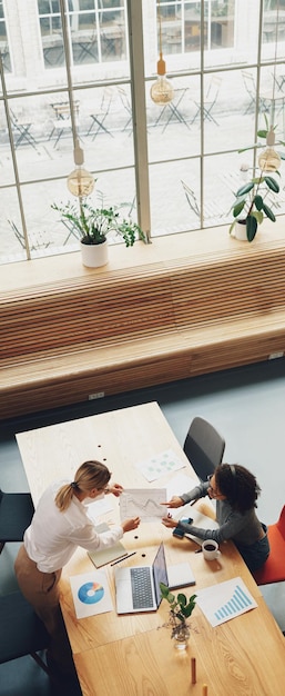 Команда обсуждает финансовую стратегию